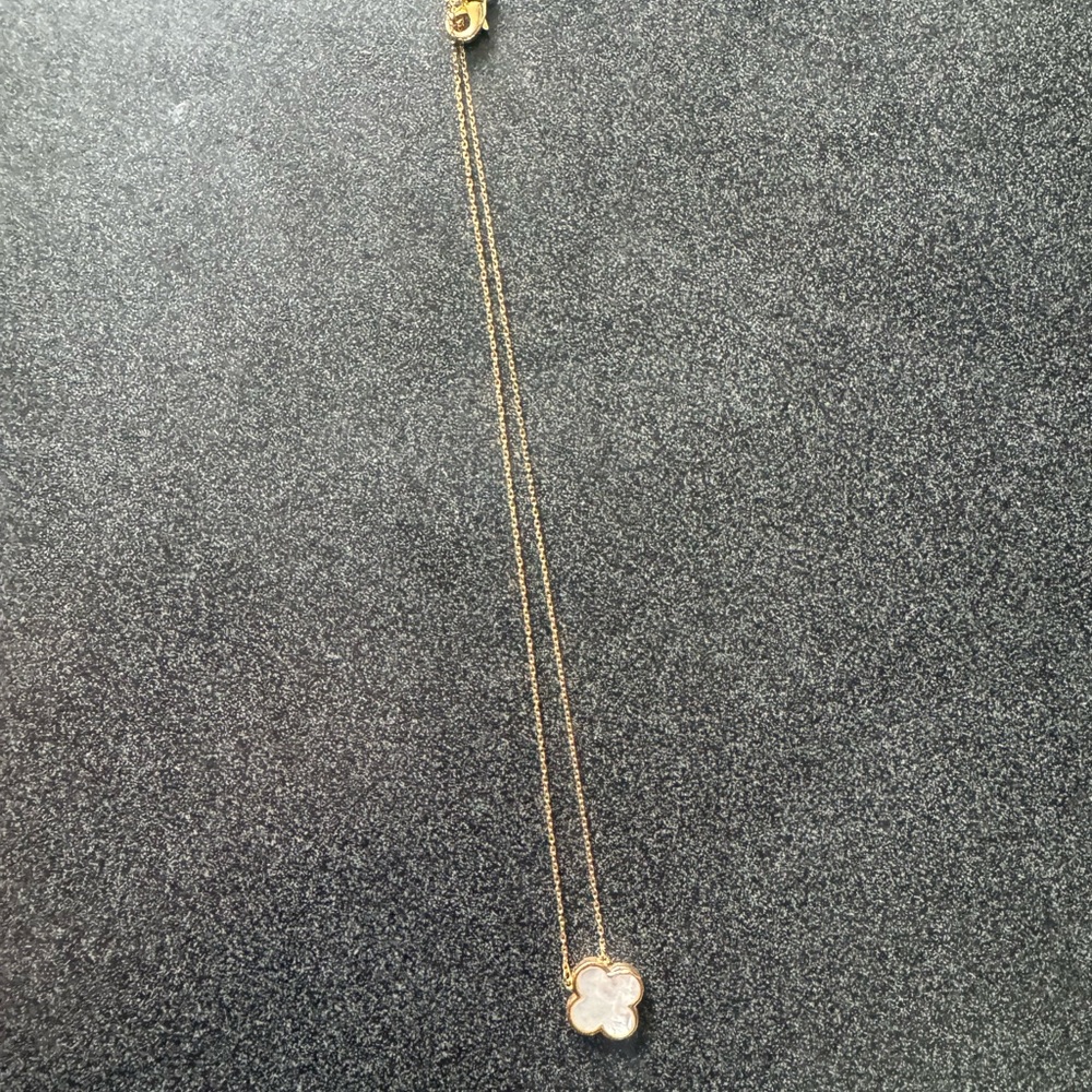 Elegant Gold Flower Pendant Necklace